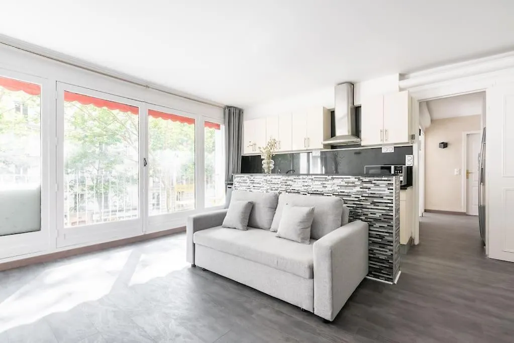 Appartement Ensoleille Buttes Chaumont - III Paris 0*,  France